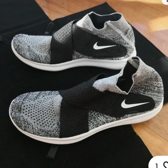 NWOT Nike RN Motion FLYKNIT Black and White Knit Sneakers 5.5 - Picture 4 of 15